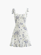 Kurzes Kleid mit Blumendruck, geraffter Rückseite und geknoteten Rüschen